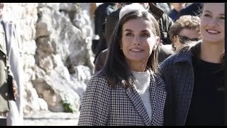 Letizia visita Sotres Pueblo Ejemplar 2024 con el abrigo estampado de Springfield más deseado por [upl. by Attaynik]