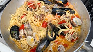 LINGUINE AI FRUTTI DI MARE FRESCHI Italian food official 2023 🍝🇮🇹😋 [upl. by Oinotnanauj]