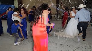 ENTRADA CON BANDA LOS HIJOS TIRANDO CERVEZA EN LA BODA DE SUS PAPAS [upl. by Rediah]