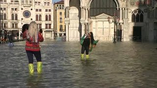 Venedig Touristen trotzen dem Hochwasser [upl. by Ehcar]