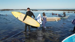 JO 2024 Des surfeurs mobilisés pour dénoncer la tour controversée des juges à Tahiti  AFP [upl. by Aramanta]