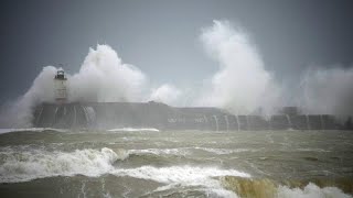 La tempête Eunice balaie le RoyaumeUni et met lEurope du nord en alerte [upl. by Namruht]