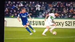 Tarjeta amarilla a Kroos a medio metro de jugador del Elche [upl. by Ennahs]