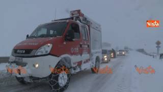 Spazzaneve al lavoro sulla murgia materana ricoperta dalla neve [upl. by Leftwich]