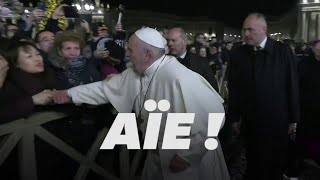 Le pape François perd son calme face au geste brusque dune fidèle [upl. by Sankaran]