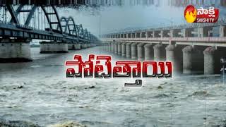 Huge Inflow Of Flood Water At Dowleswaram Barrage కోనసీమలో ఉధృత వరదలువరద నీటిలో దేవీపట్నం గ్రామాలు [upl. by Aserehc]