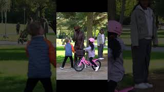 This is called Team work🤣🤣🤣 ytshorts statueprank comedy [upl. by Sloan]