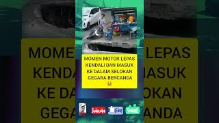 Detik2 motor lepas kendali dan jatuh kedalam selokan warga masukberanda viralvideo shortvideo [upl. by Tabor921]