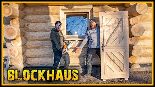 Das Blockhaus  Wie montiert man Fenster und Türen Part 8  Blockhütte Naturstammhaus Canadahaus [upl. by Mailiw]