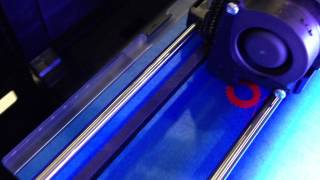 Makerbot Replicator 2 druckt Mutter und Schraube [upl. by Guntar]