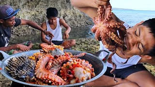 Yummy Catch amp Cook BIG Octopus Fugu Stonefish At the Beach Cooking on rock [upl. by Aneetsirk]