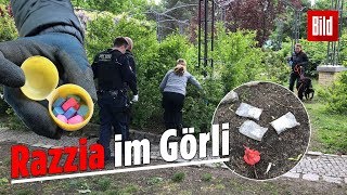 Hier buddelt die Polizei Drogen im Görlitzer Park aus [upl. by Elatnahs]