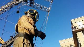 Le Scaphandrier de Royal de Luxe dans les rues du Havre [upl. by Eeliram]