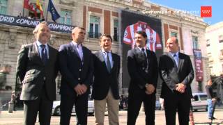 Dos camisetas gigantes del Real Madrid y del Atlético adornan la Puerta del Sol [upl. by Ezara]