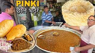 पिंकी के Mashoor chole भटूरे। Daily 1000 plate । Meerut street Food India [upl. by Toms]