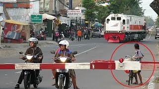 lho kok sepurnya keretaapi madiun [upl. by Llertnac303]