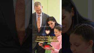 Los Reyes Felipe y Letizia recorren las aulas del CEIP Gumersindo Azcárate felipevi letizia [upl. by Deryl439]