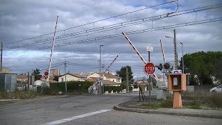 Spoorwegovergang Istres F  Railroad crossing  Passage à niveau [upl. by Jadwiga130]