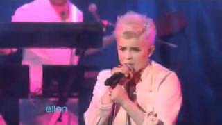 Robyn  Dancing On My Own  Live on Ellen [upl. by Ekenna]