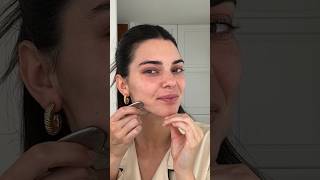 Kendall Jenner nos enseña su rutina con el Gua Sha [upl. by Nuavahs870]