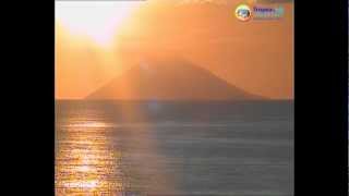 Stromboli tramonto del sole nel cratere del vulcano [upl. by Acemaj]