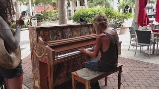 Un piano le regresó la vida a este indigente [upl. by Root]