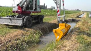 BF 24 Benna falciante Ghedini su escavatore Takeuchi [upl. by Reld]