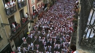 1er lâcher de taureaux de lannée dans les rues de Pampelune [upl. by Bellaude]