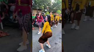 Kebaya Kuning Meresahkan 😂 karnaval soundhoregsurabaya [upl. by Isak990]