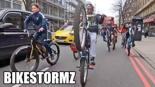 Phénomène BikeStormz  4000 riders envahissent les rues de Londres [upl. by Ellimak]